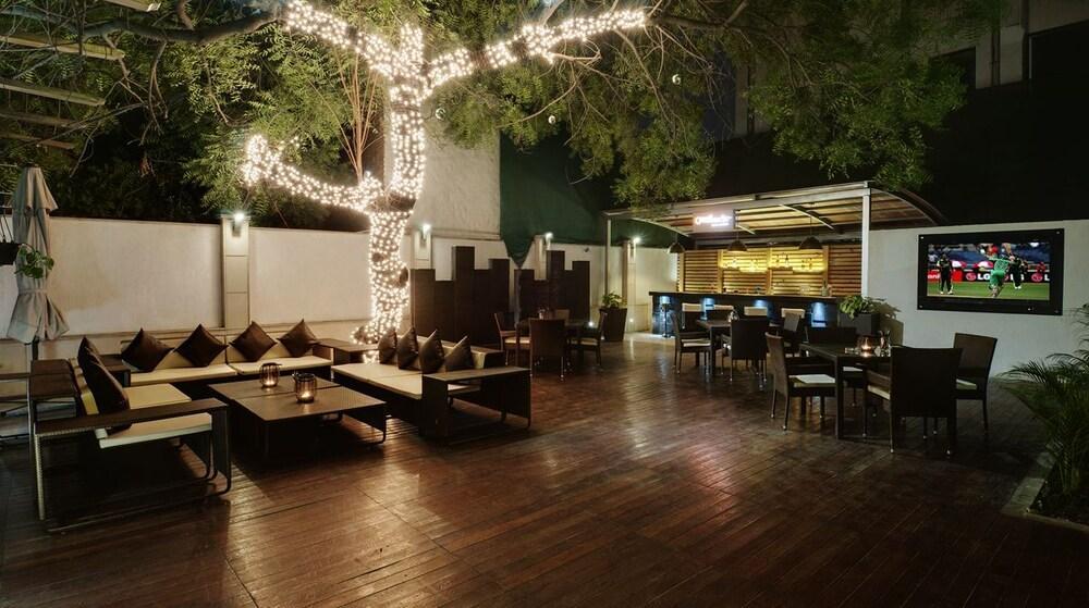 Quality Inn Γκουργκάον Εξωτερικό φωτογραφία