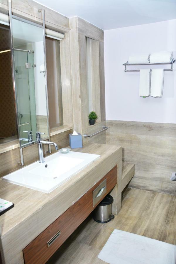 Quality Inn Γκουργκάον Εξωτερικό φωτογραφία