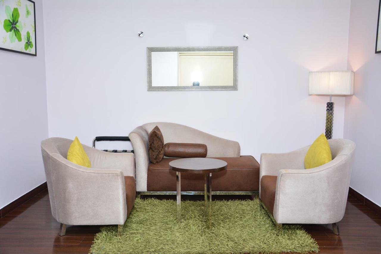 Quality Inn Γκουργκάον Εξωτερικό φωτογραφία